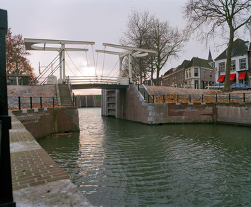 843070 Gezicht op de gerestaureerde ophaalbrug bij de Lekstraat, over de gerestaureerde Oude Sluis te Vreeswijk ...